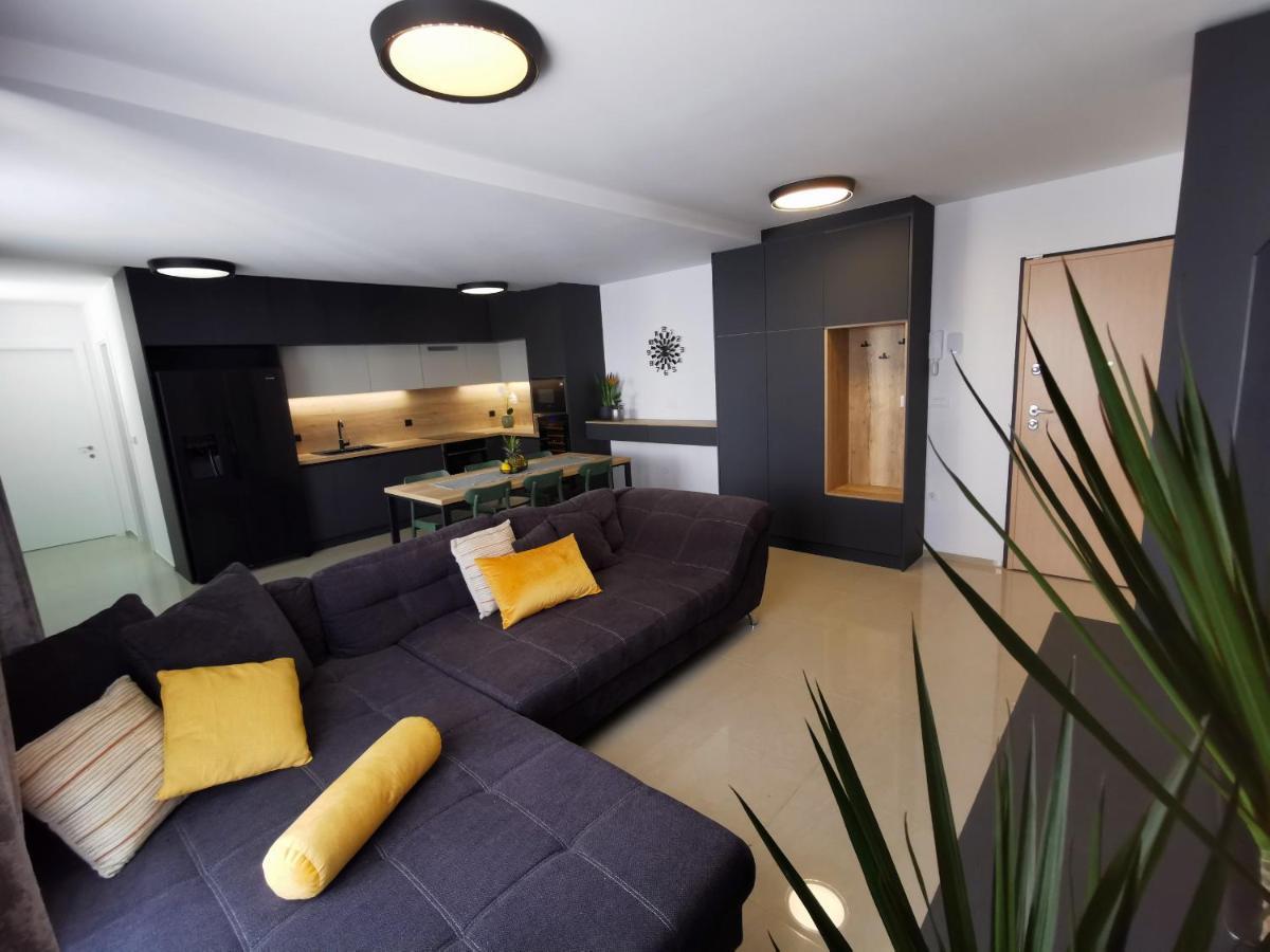 Black Pearl - Luxury Seaside App With Pool & Bbq, Istra Banjole Exterior photo
