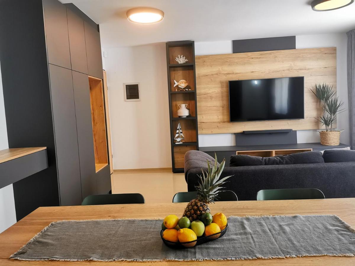 Black Pearl - Luxury Seaside App With Pool & Bbq, Istra Banjole Exterior photo